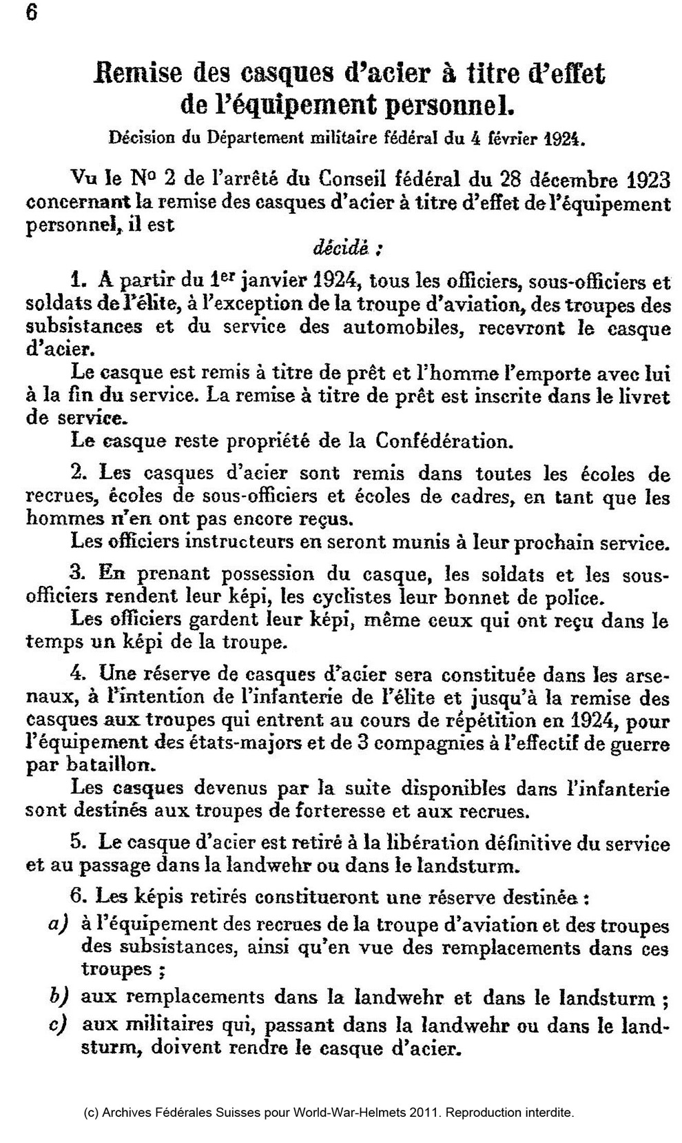 Remise des casques d'acier à titre d'effet de l'équipement personnel.