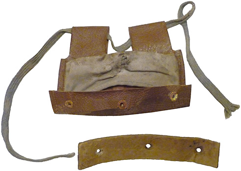 Patte de coiffe démontée (arrachée, elle n'est pas démontable).