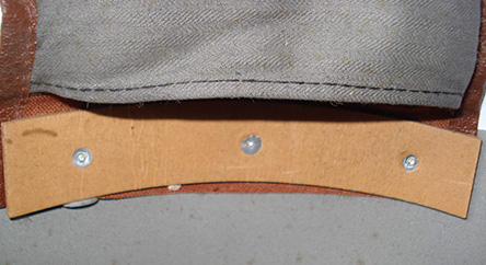 Fixation interne de la patte de coiffe.