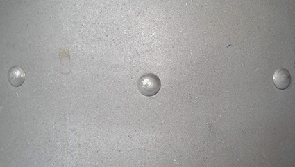 Rivets apparents à l'extérieur.