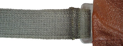 Fixation de la jugulaire au pontet par couture.