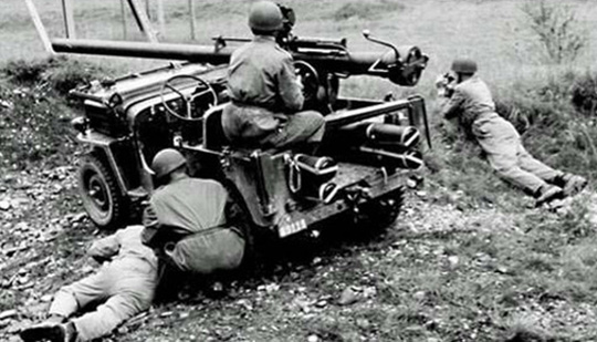 Canon sans recul monté sur jeep. Mle 48/62.