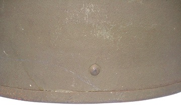Détail d'un rivet de fixation du pontet de jugulaire. Détail d'un rivet de fixation du pontet de jugulaire.