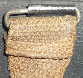 Passant de jugulaire et boucle fixe. Passant de jugulaire et boucle fixe.