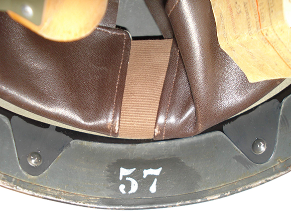 Arrière de la coiffe, fixation et taille. Arrière de la coiffe, fixation et taille.