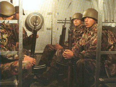 Grenadiers dans un abris de protection. Mle 71.