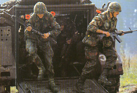 Grenadiers sortant d'un M113. Mle 71.