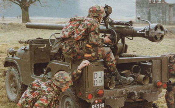 Canon sans recul sur jeep. Mle 71.