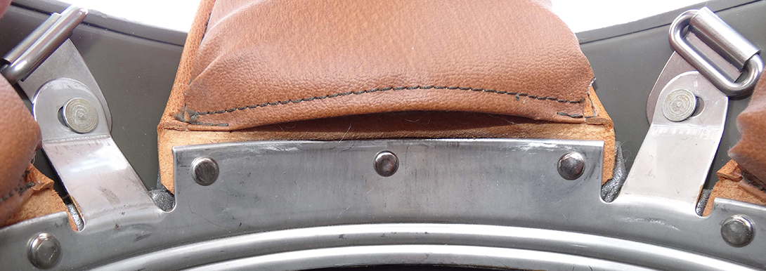 Fixation patte de coiffe. Fixation patte de coiffe.