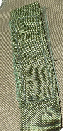 Fermeture avec bande velcro.