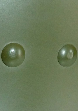 Rivets de fixation de la suspension, point de maintien de la jugulaire.