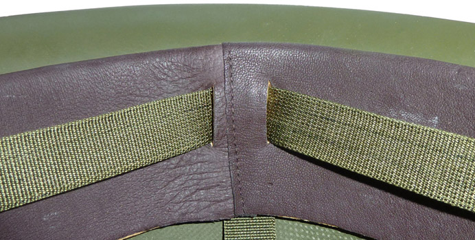 Bandeau de mousse doubl&eacute; de cuir, mont&eacute; sur la suspension.