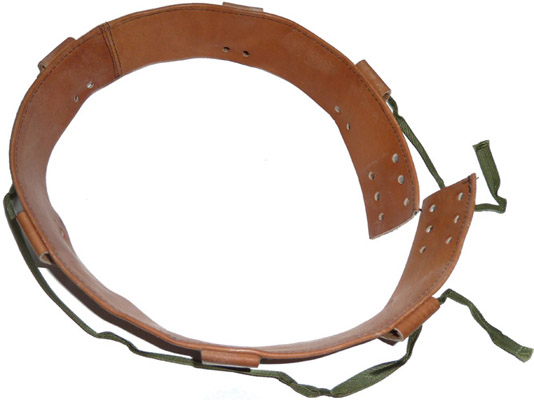 Bandeau de tour de t&ecirc;te en cuir, et lacet de maintien.