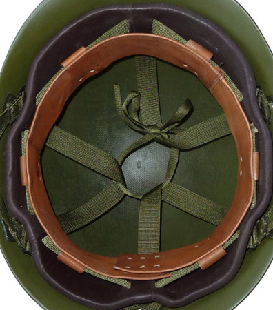 Bandeau de cuir mis en place, sans lacet.