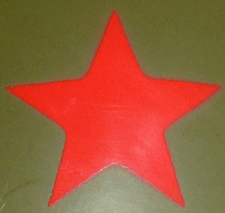 Etoile rouge appliqu&eacute;e au pochoir.