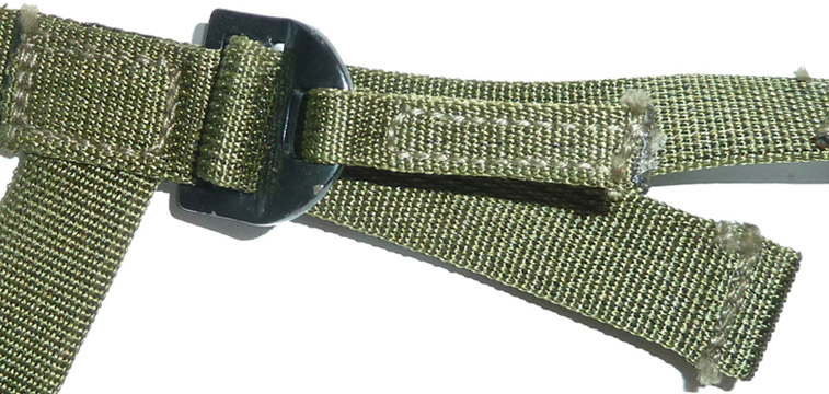 Extr&eacute;mit&eacute; de la jugulaire ind&eacute;montable, r&eacute;glable sur une boucle coulissante &agrave; tirette.