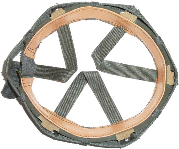 Coiffe constitu&eacute;e d'un bandeau de cuir, doubl&eacute; de mousse caoutchouc, mont&eacute; sur une suspension de type Riddel.