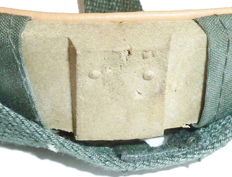 Doublure en mousse de caoutchouc dans fourreau de toile.