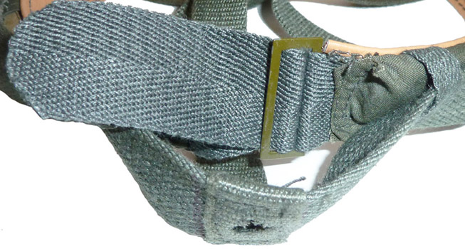 Boucle coulissante de r&eacute;glage du bandeau de t&ecirc;te.