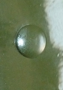 D&eacute;tail peinture et t&ecirc;te de rivet.