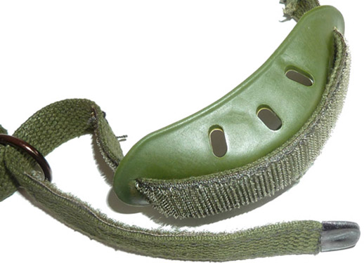 Fermeture par velcro.