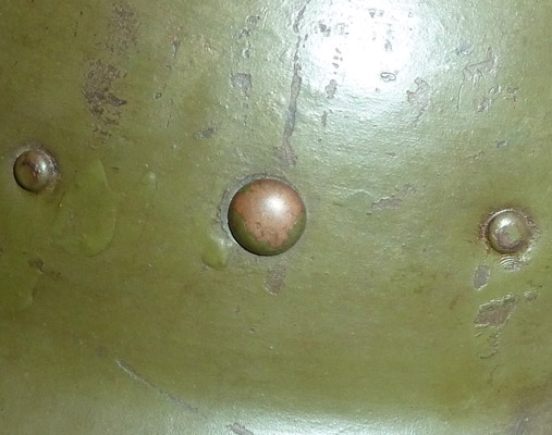 Rivets de fixation d'un support de coiffe et rivet de suspension. Rivets de fixation d'un support de coiffe et rivet de suspension.