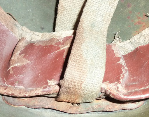 Fixation bande de toile de la suspension et jugulaire. Fixation bande de toile de la suspension et jugulaire.