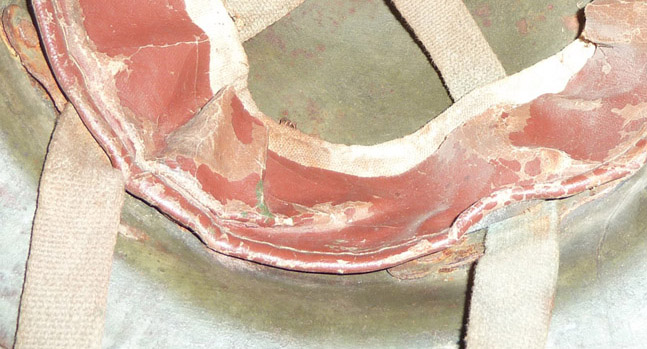 Extension de la suspension pour former les deux passants de jugulaire. Extension de la suspension pour former les deux passants de jugulaire.