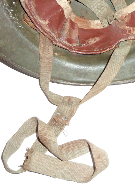 Jugulaire maintenue à l'aide de trois rivets mécaniques. Jugulaire maintenue à l'aide de trois rivets mécaniques.