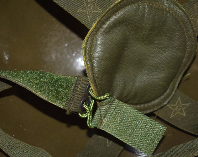 Tampon de fond de coiffe avec velcro de réglage en profondeur. Tampon de fond de coiffe avec velcro de réglage en profondeur.