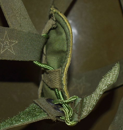 Détails passage du lacet de réglage en profondeur de la suspension. Détails passage du lacet de réglage en profondeur de la suspension.