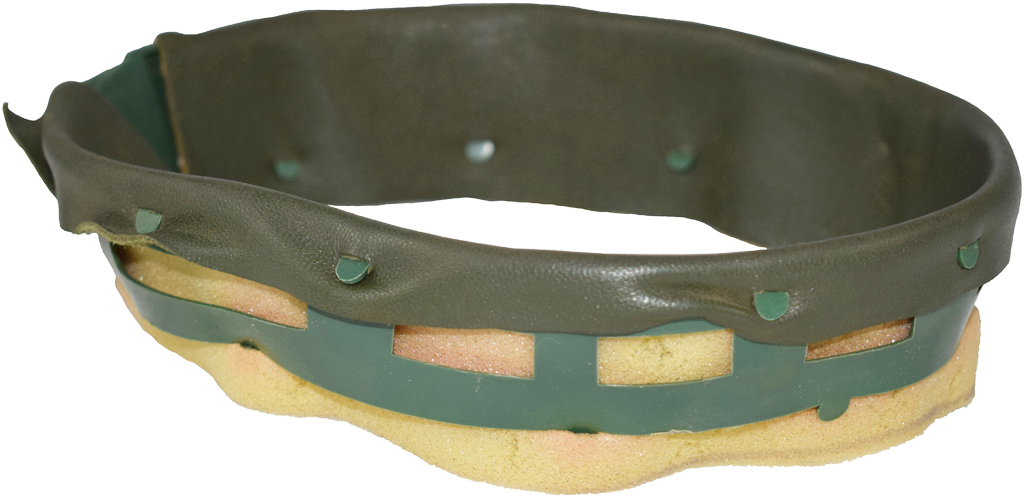 Bandeau de tour de tête monté sur une armature en plastique doublée de mousse. Bandeau de tour de tête monté sur une armature en plastique doublée de mousse.