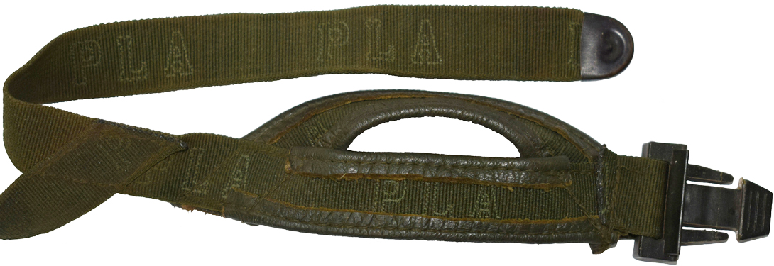 Partie droite avec mentonnière doublée de cuir et clip de fermeture. Partie droite avec mentonnière doublée de cuir et clip de fermeture.