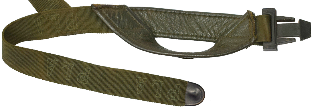 Partie droite avec mentonnière doublée de cuir et clip de fermeture. Partie droite avec mentonnière doublée de cuir et clip de fermeture.