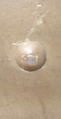 Tête de rivet bombée.
