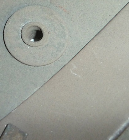 Riveté à la coque.