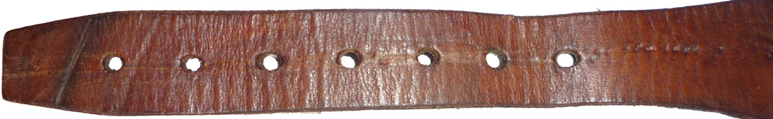 Partie avec boucle à ardillon de fermeture. Partie avec boucle à ardillon de fermeture.