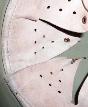 Jointure bandeau de cuir de la coiffe.