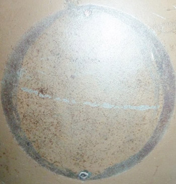 Points de fixation de l'insigne.