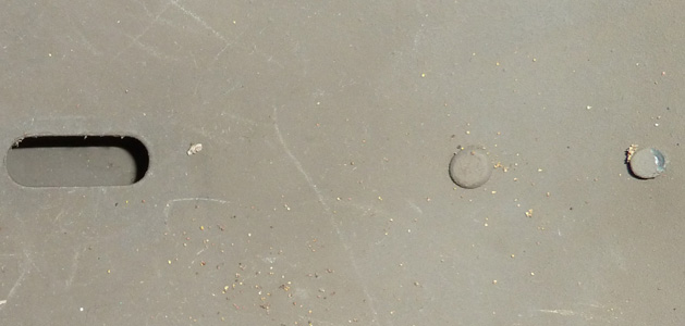 Points de fixation de l'insigne.