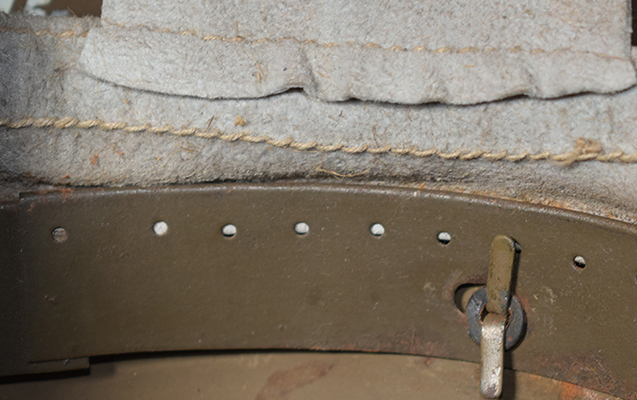 Maintien de la coiffe en cuir par sertissage.