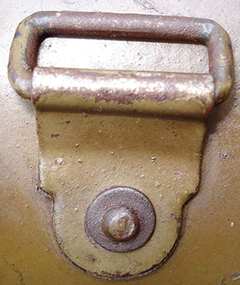 Passant de jugulaire du premier type.