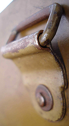 Passant de jugulaire du premier type.