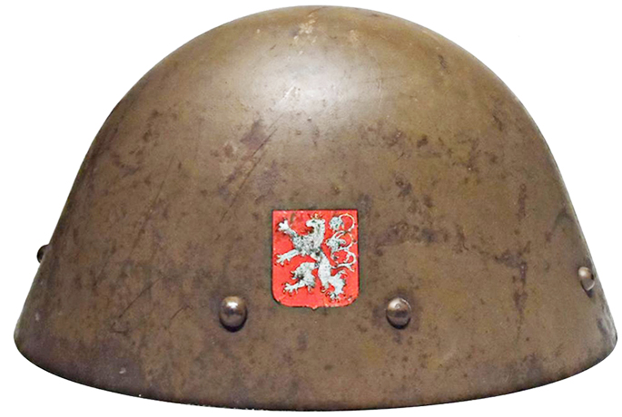 Casque avec insigne aux petites armes du protectorat de Bohême-Moravie.