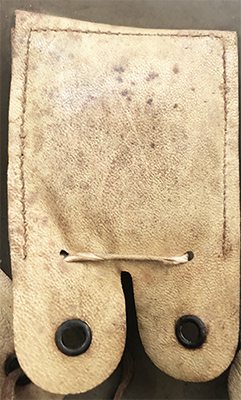Patte de coiffe, envers.