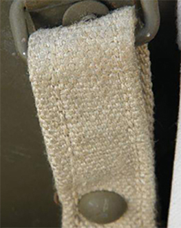 Détails maintien par rivet fendu.