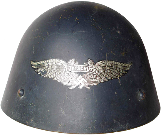 Exemplaire repeint avec insigne de la Luftschutz.