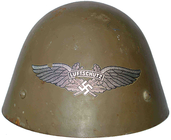 Exemplaire non repeint avec insigne de la Luftschutz.