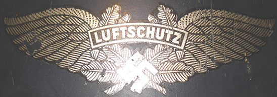 Exemplaire repeint avec insigne de la Luftschutz.