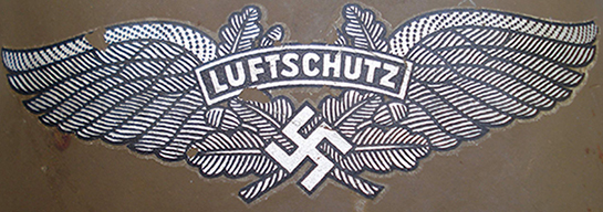 Exemplaire non repeint avec insigne de la Luftschutz.